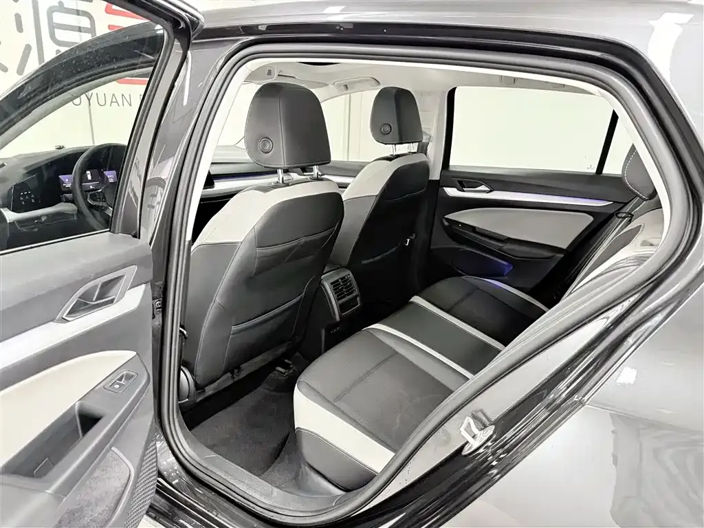 Volkswagen Golf 2023 из CN, фото 7