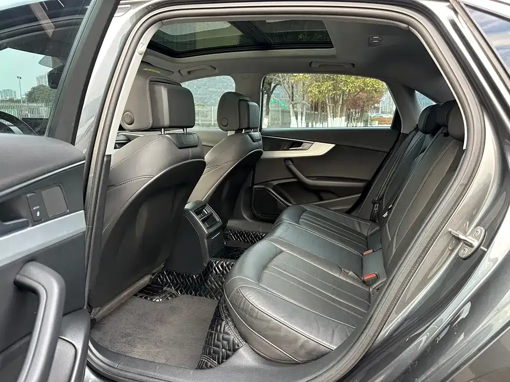 Audi A4L 2021 из CN, фото 4