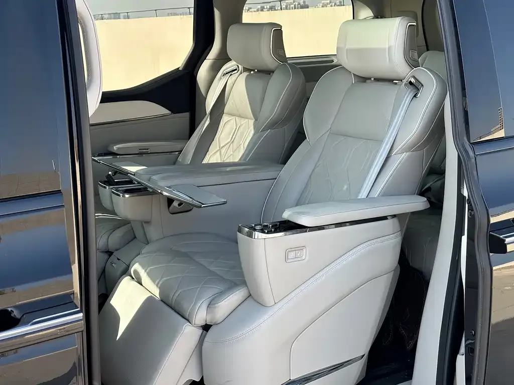 Volvo EM90 2025 из CN, фото 3