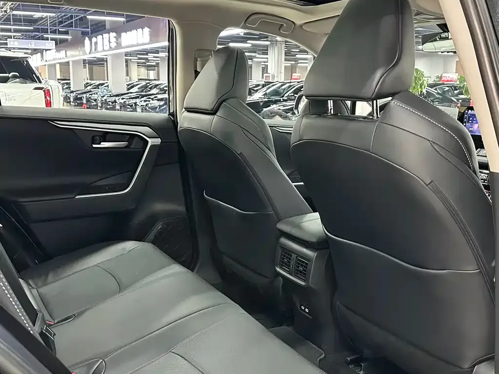 Toyota Wildlander 2023 из CN, фото 4