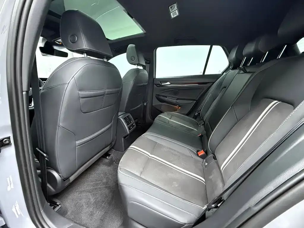 Volkswagen Golf 2023 из CN, фото 10