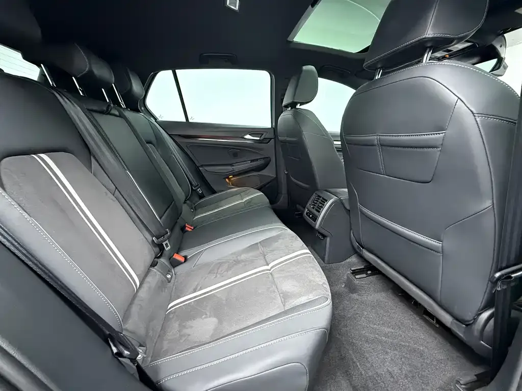 Volkswagen Golf 2023 из CN, фото 9