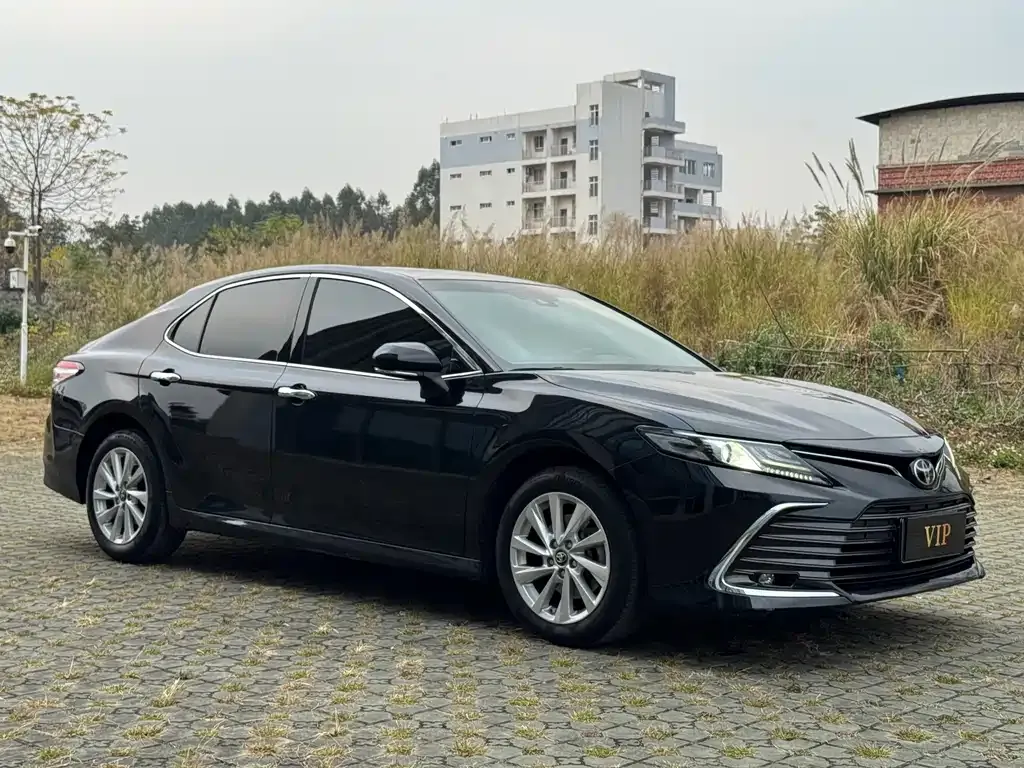Toyota Camry — фото 2