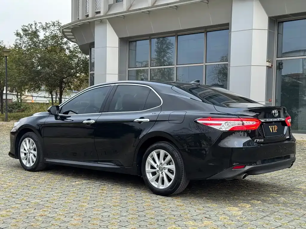 Toyota Camry — фото 4