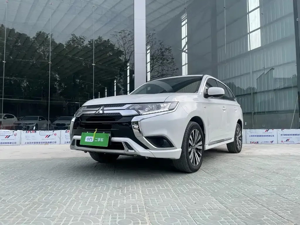 Mitsubishi Outlander — фото 1