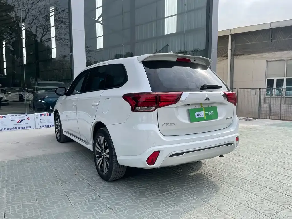 Mitsubishi Outlander — фото 10
