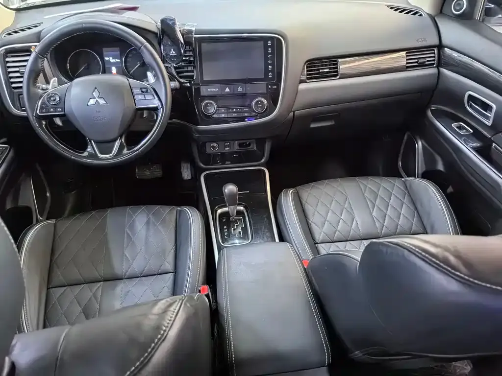 Mitsubishi Outlander 2021 из CN, фото 2