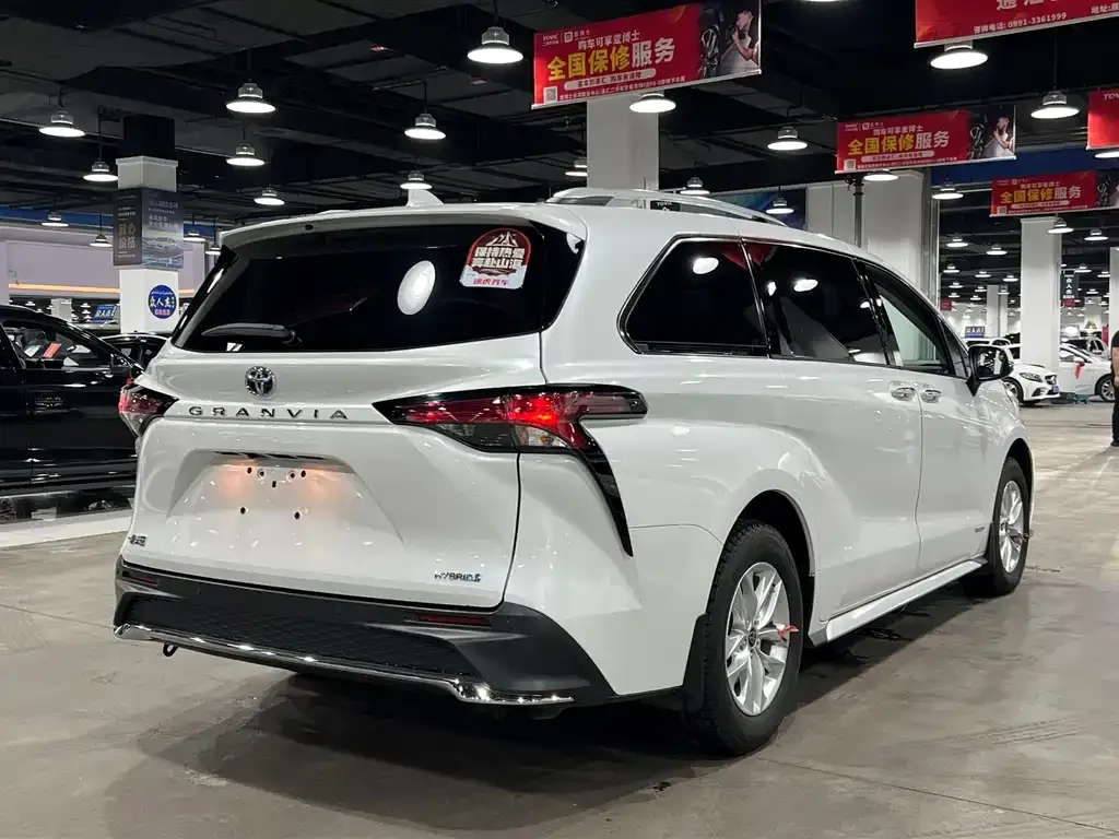 Toyota Granvia 2023 из CN, фото 8