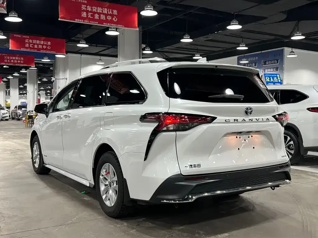 Toyota Granvia 2023 из CN, фото 2