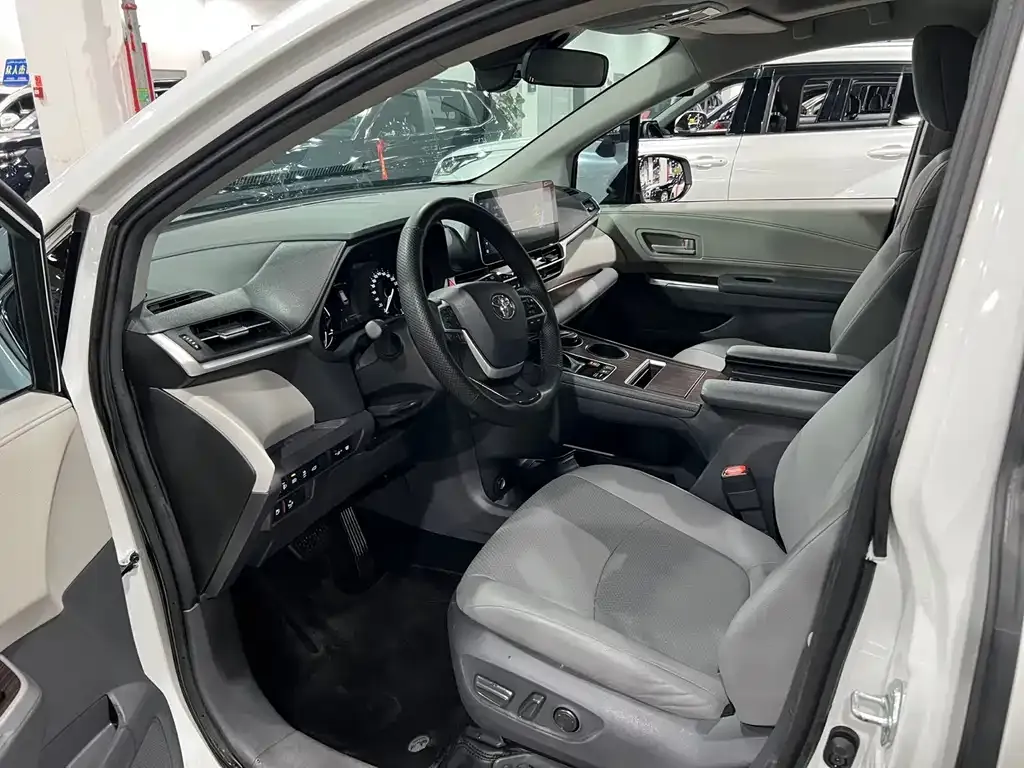 Toyota Granvia 2023 из CN, фото 9