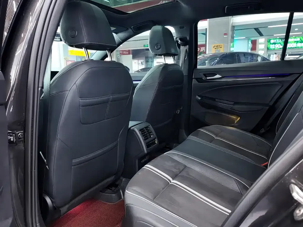 Volkswagen Golf 2023 из CN, фото 3