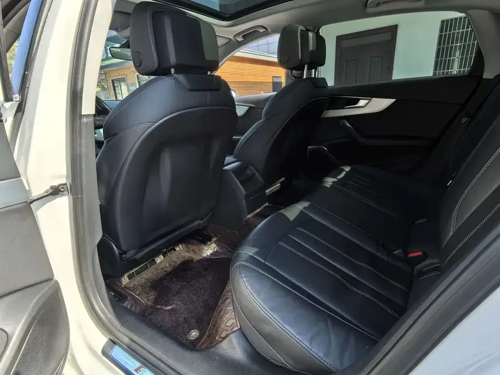 Audi A4L 2022 из CN, фото 3