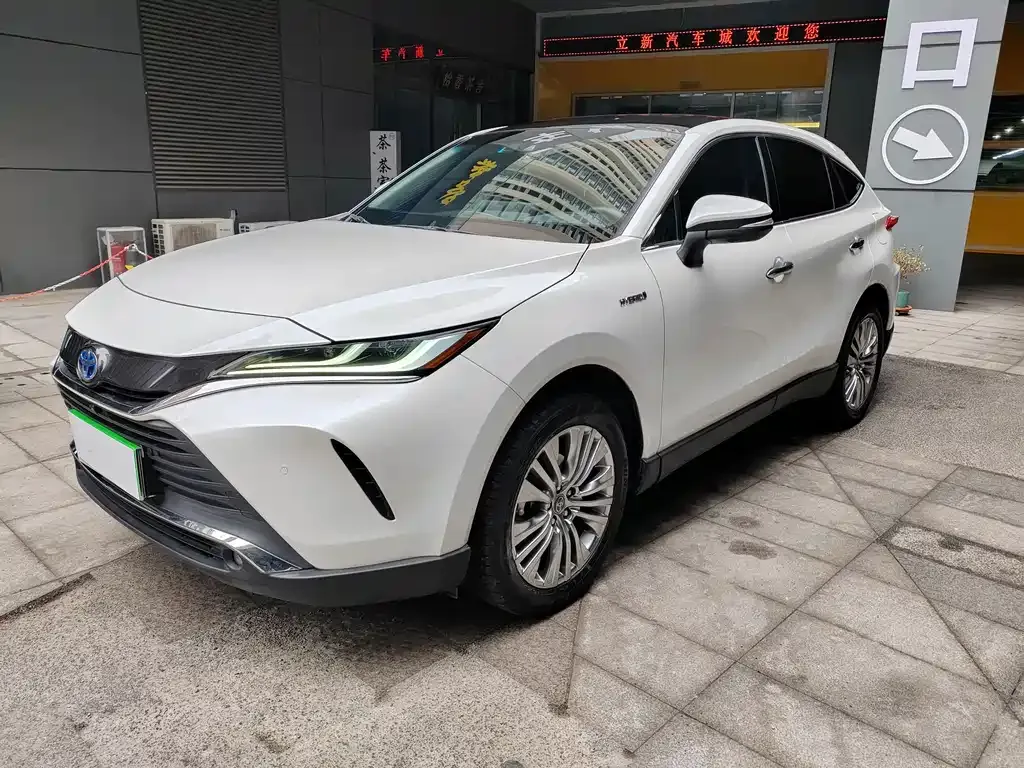 Toyota Harrier — фото 1