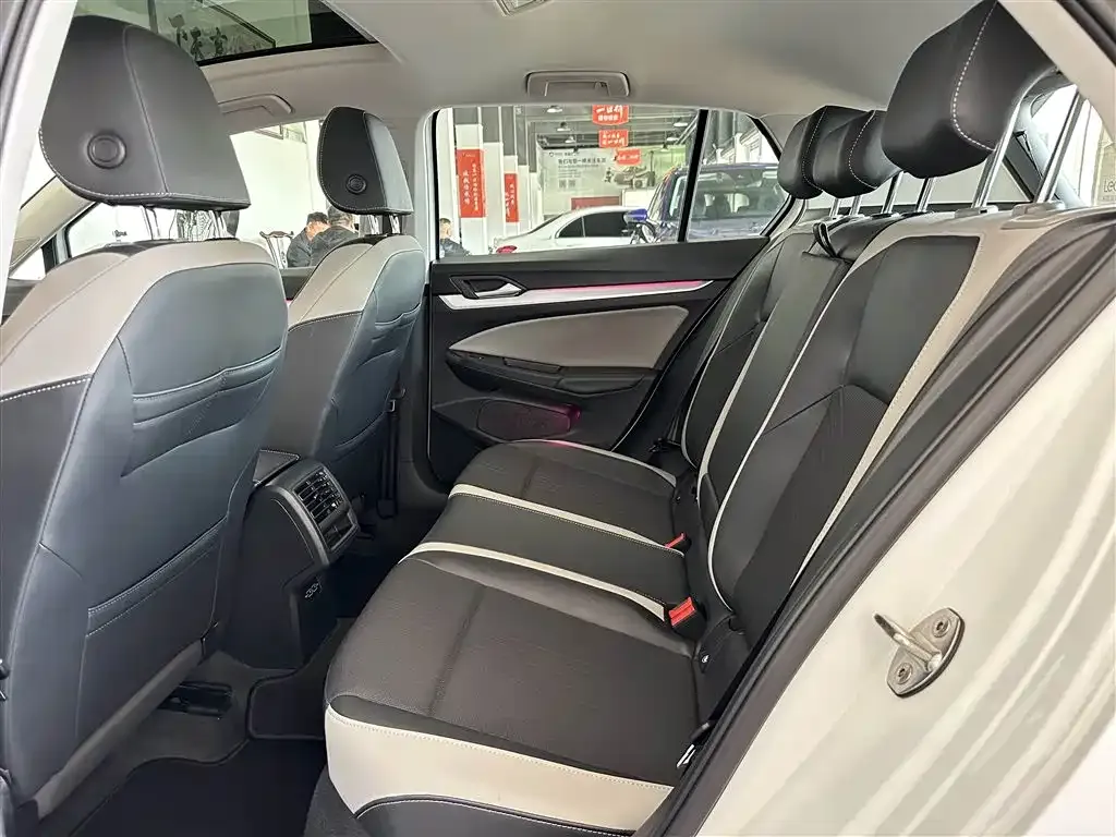 Volkswagen Golf 2024 из CN, фото 7