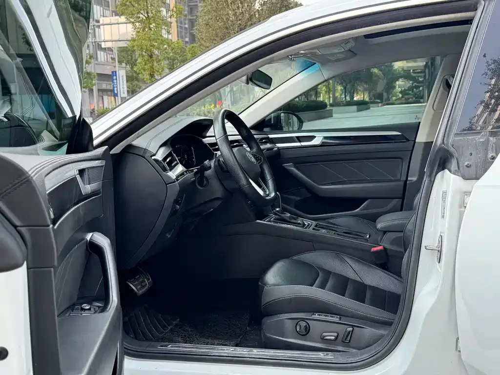 Volkswagen CC 2023 из CN, фото 2