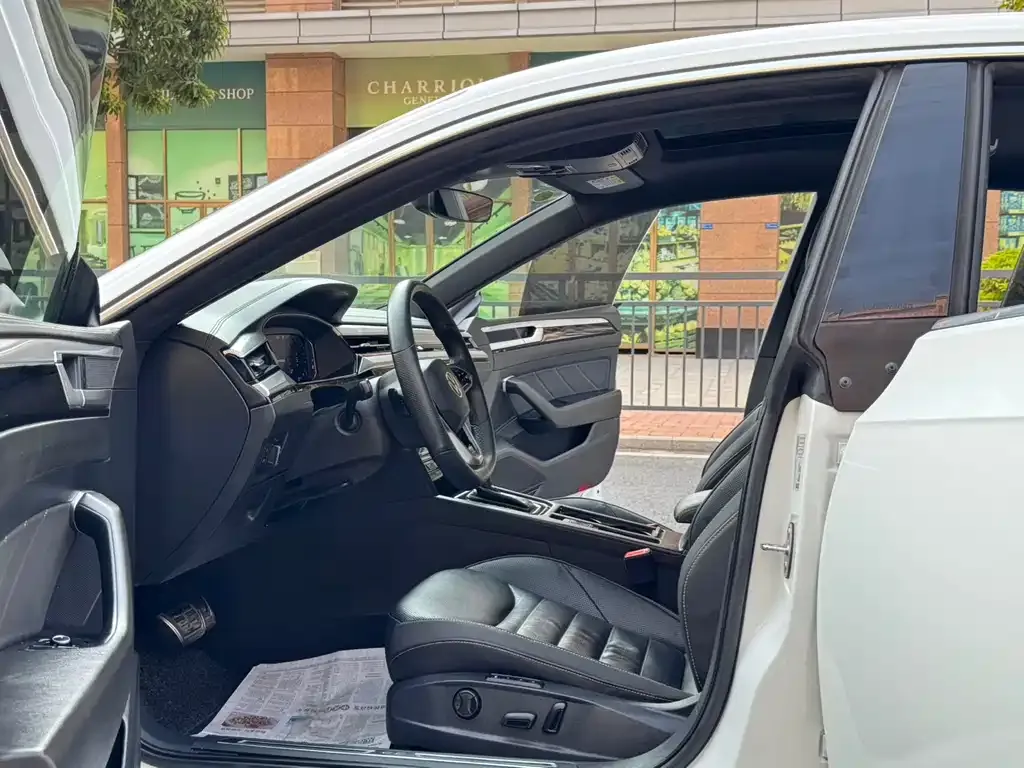 Volkswagen CC 2023 из CN, фото 2
