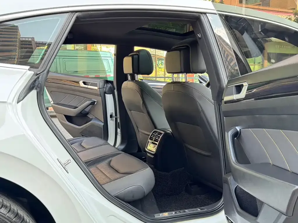 Volkswagen CC 2023 из CN, фото 5