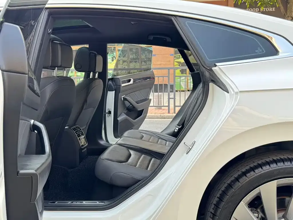 Volkswagen CC 2023 из CN, фото 7