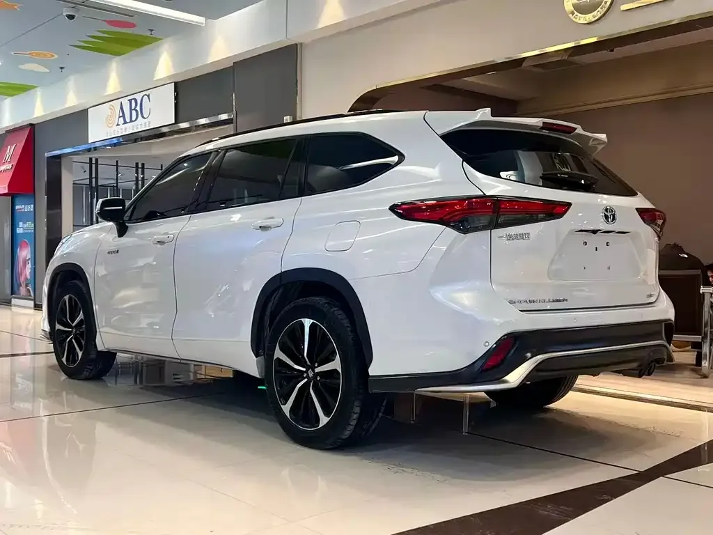 Toyota Crown Kluger 2023 из CN, фото 8