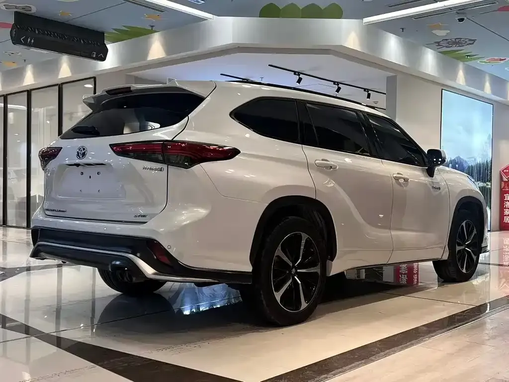 Toyota Crown Kluger 2023 из CN, фото 3