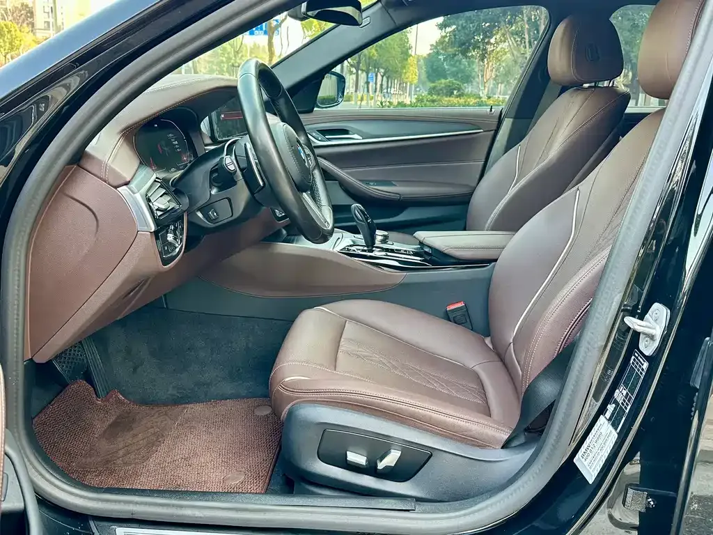 BMW 5 Series 2023 из CN, фото 2