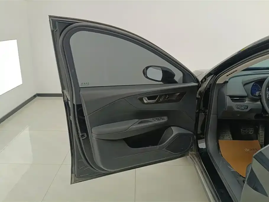 Hongqi E-QM5 — фото 7