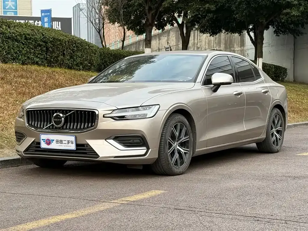 Volvo S60 2024 из CN, фото 1