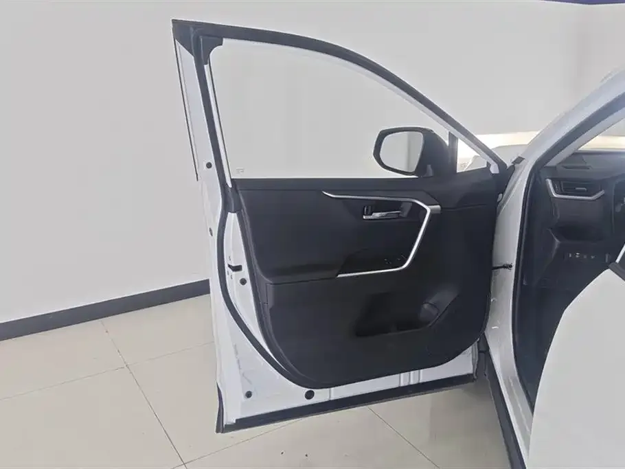 Toyota RAV4 2023 из CN, фото 5