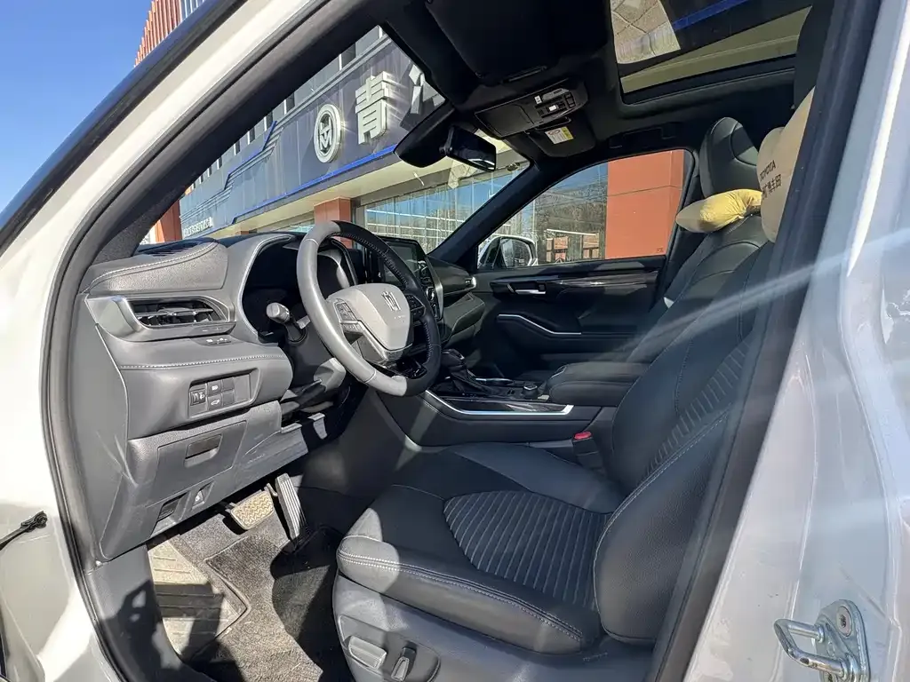 Toyota Crown Kluger 2023 из CN, фото 2