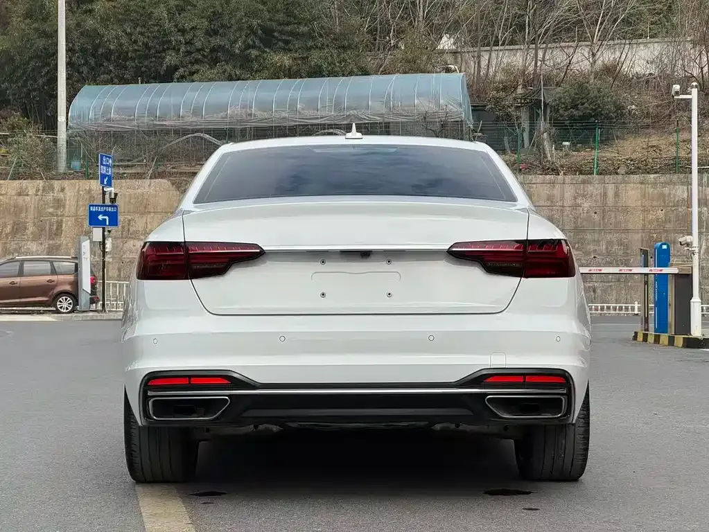 Audi A4L 2022 из CN, фото 4