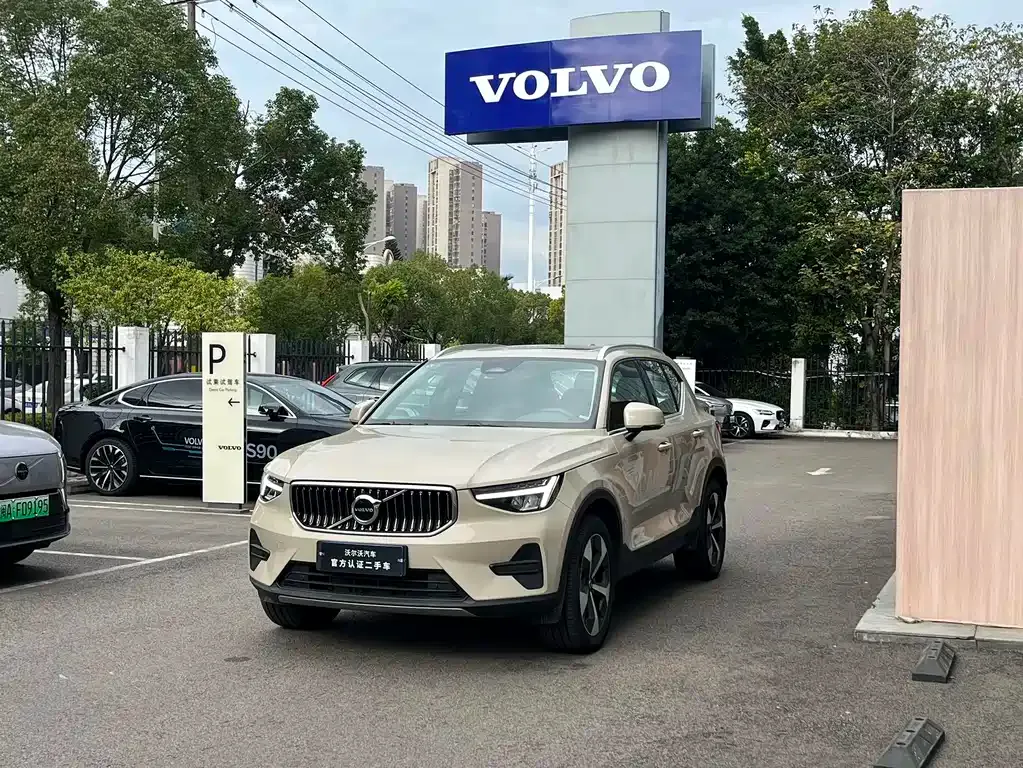 Volvo XC40 — фото 1