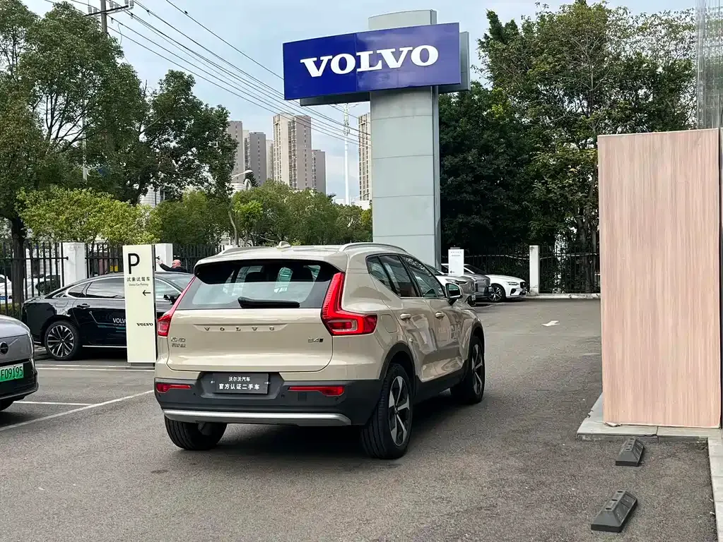 Volvo XC40 — фото 5