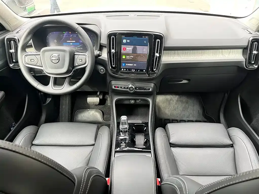Volvo XC40 — фото 9