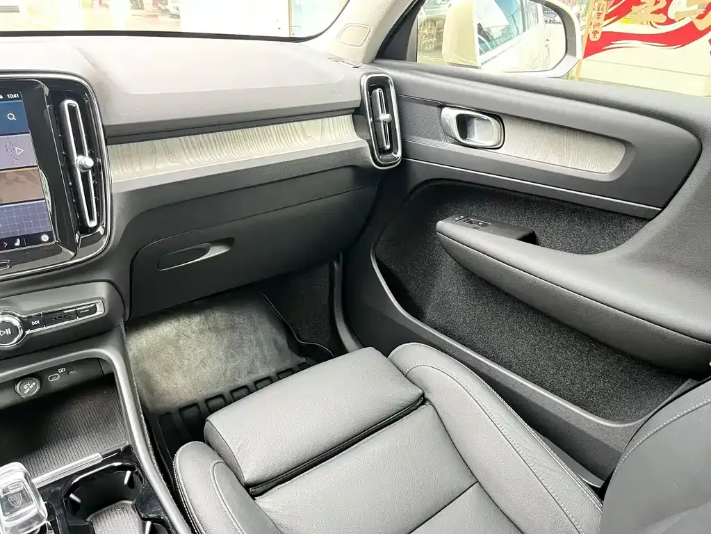 Volvo XC40 — фото 10