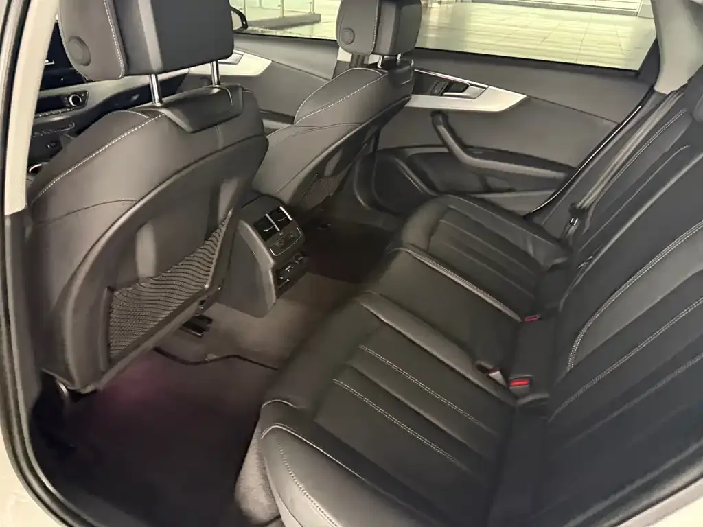 Audi A4L 2021 из CN, фото 3