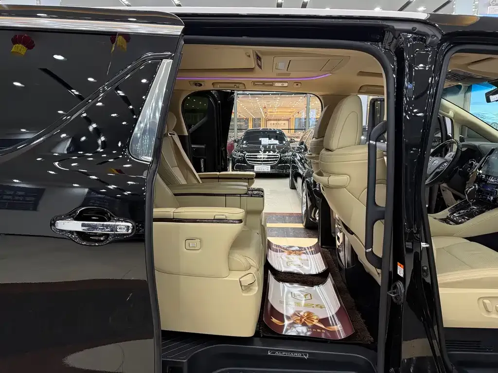 Toyota Alphard 2023 из CN, фото 2
