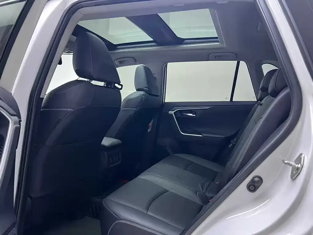 Toyota RAV4 2023 из CN, фото 4