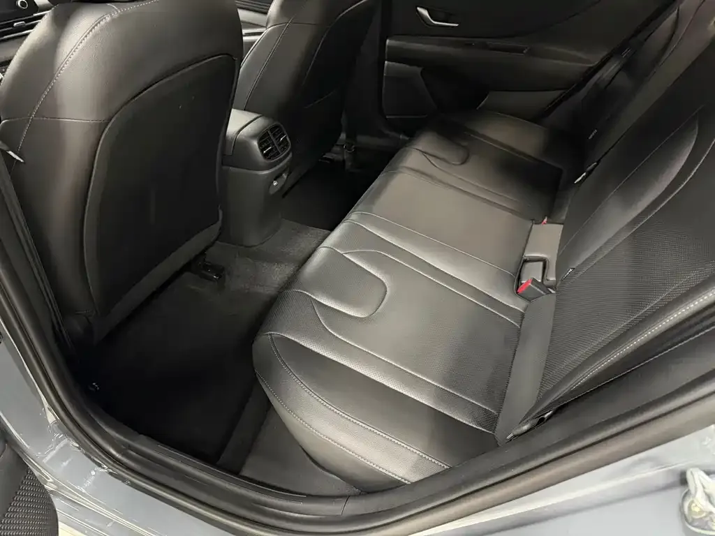 Hyundai Elantra 2023 из CN, фото 9