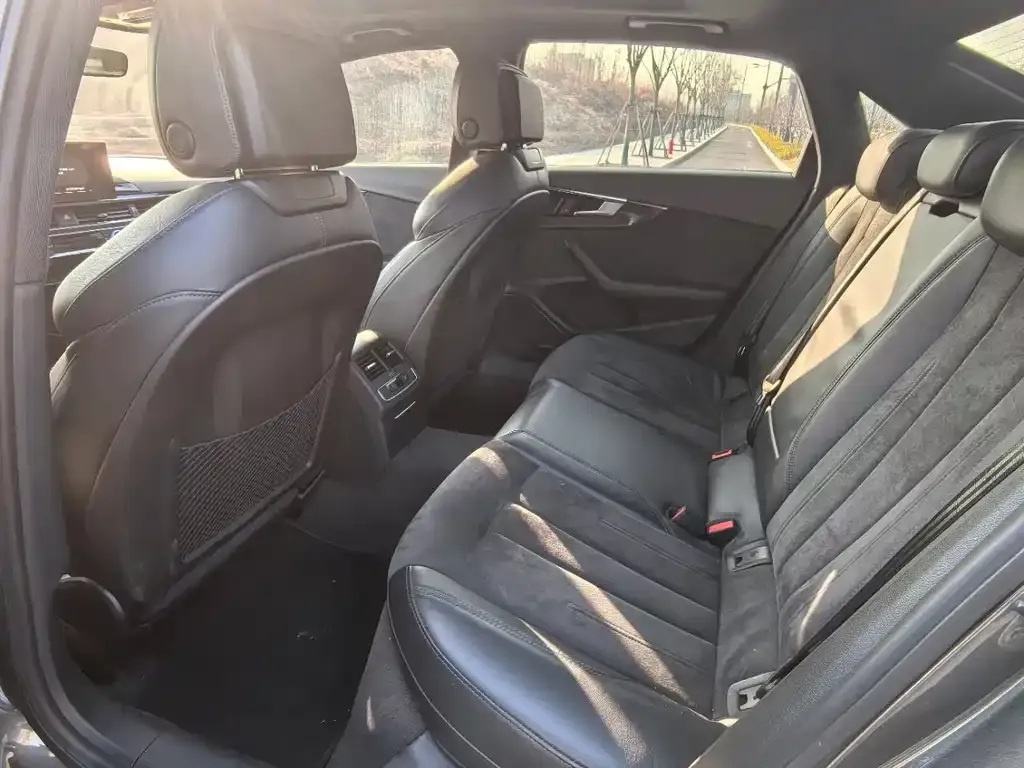 Audi A4L 2022 из CN, фото 2