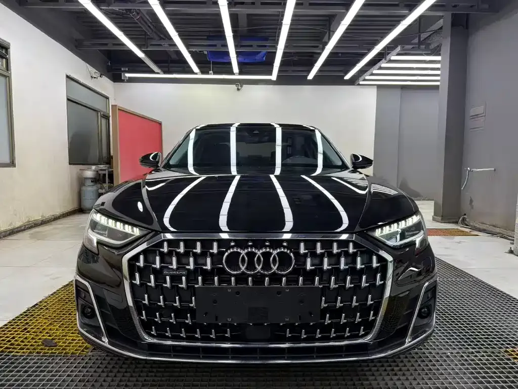 Audi A8 — фото 1
