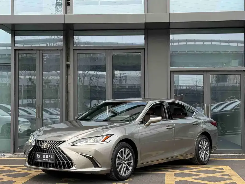 Lexus ES — фото 1