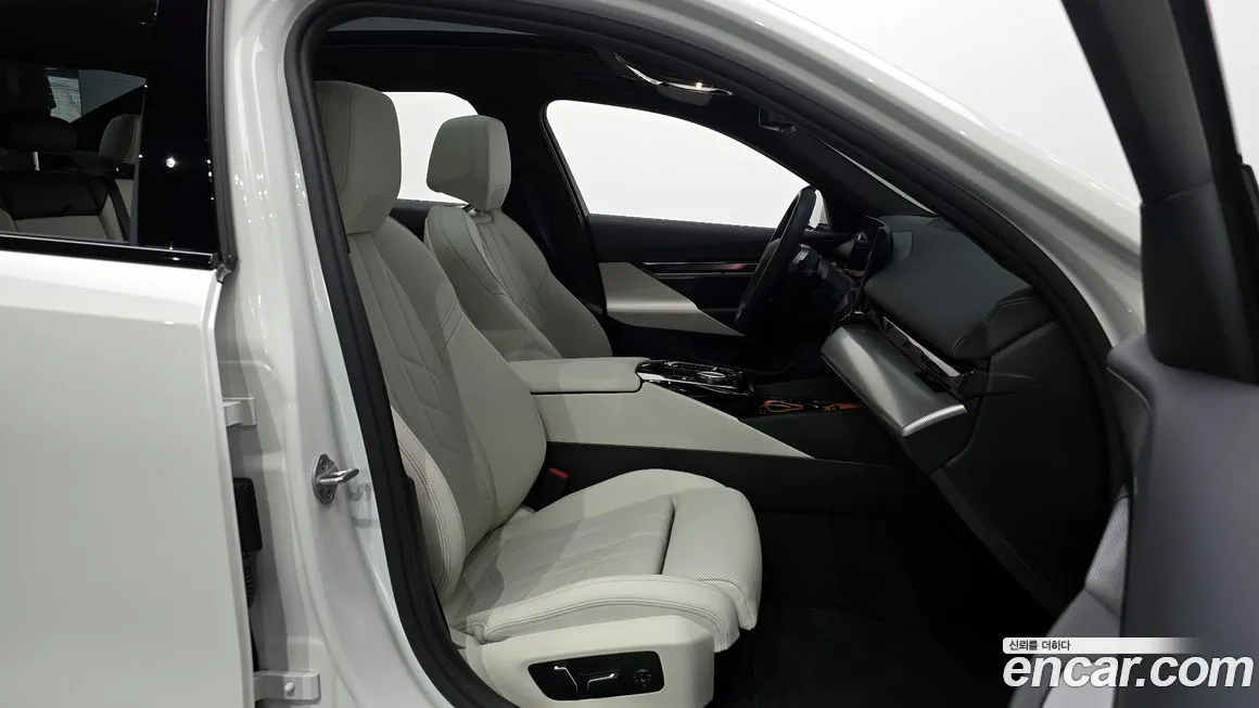 BMW 5-Series 2025 из KR, фото 2