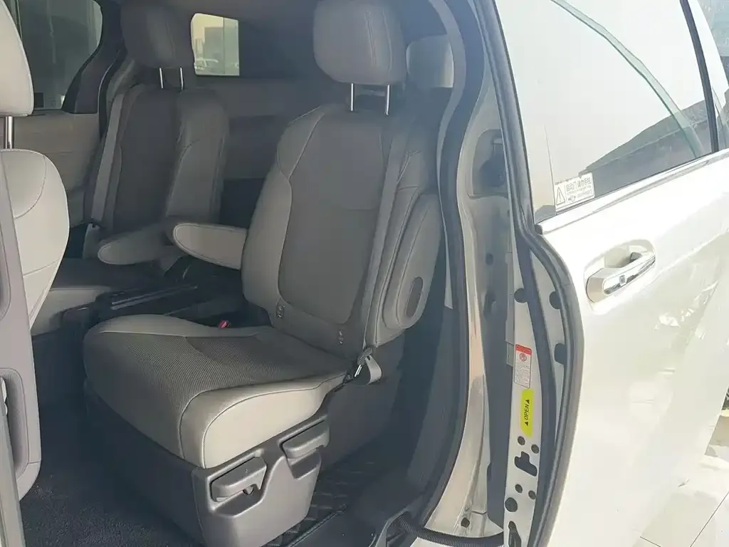 Toyota Granvia 2023 из CN, фото 2