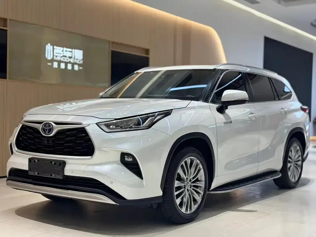 Toyota Highlander — фото 1