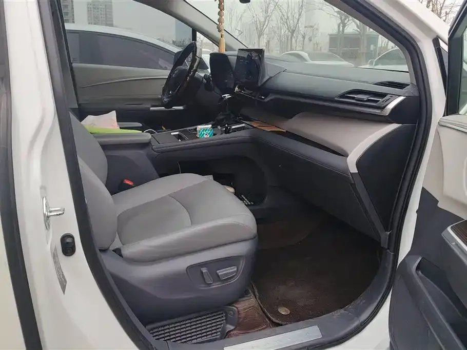 Toyota Granvia 2023 из CN, фото 4