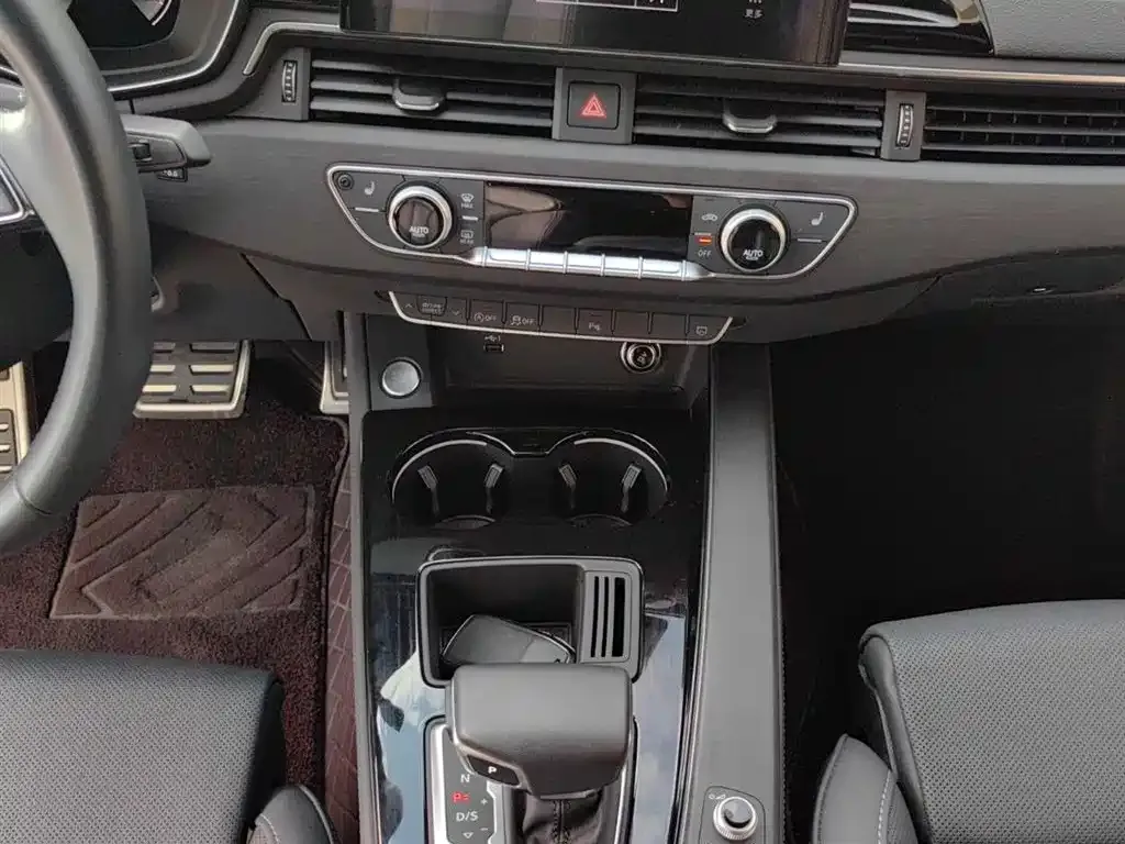 Audi A4L 2023 из CN, фото 2