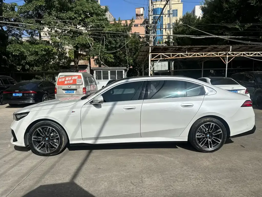 BMW 5 Series 2025 из CN, фото 7