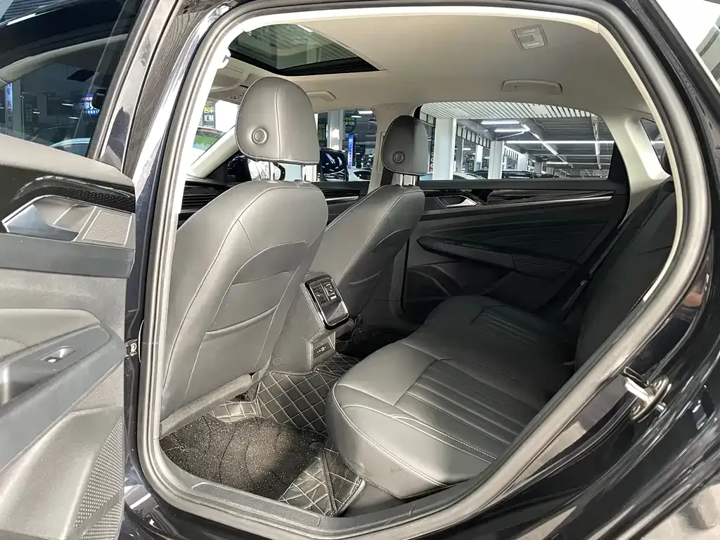 Volkswagen Passat 2023 из CN, фото 5