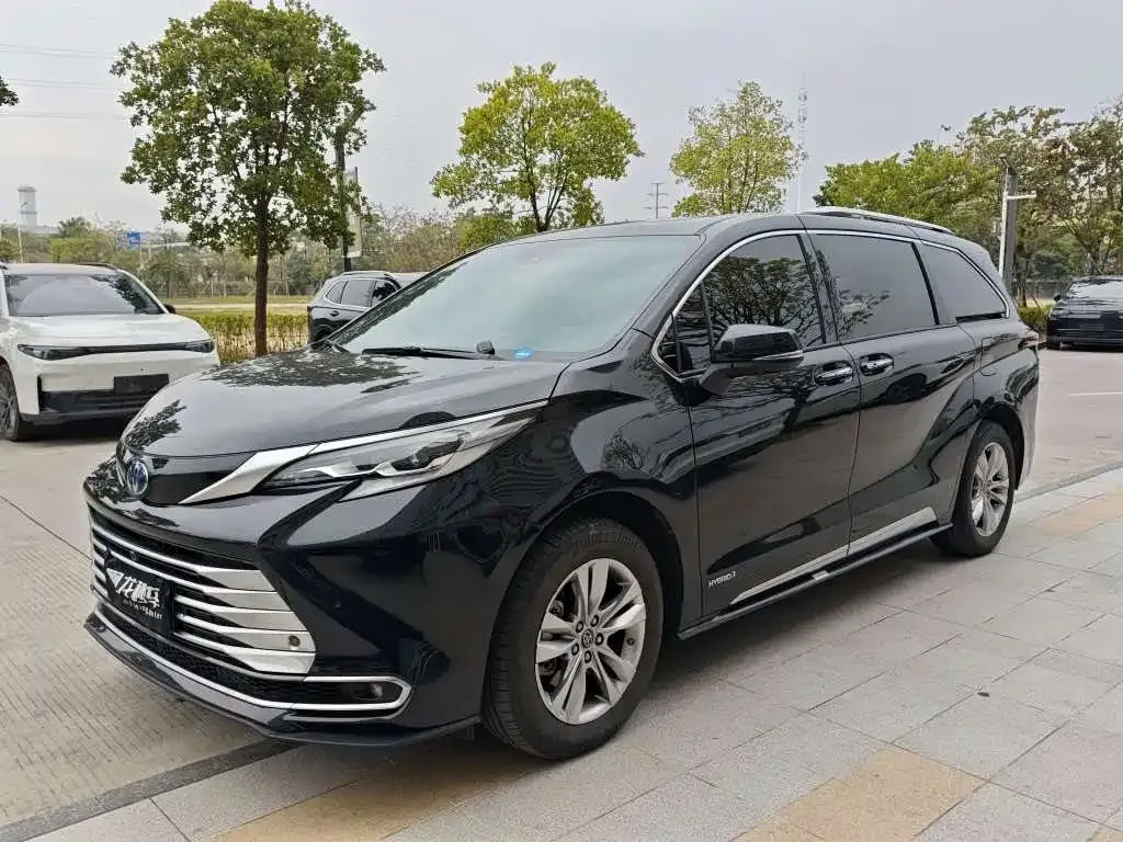 Toyota Sienna — фото 1