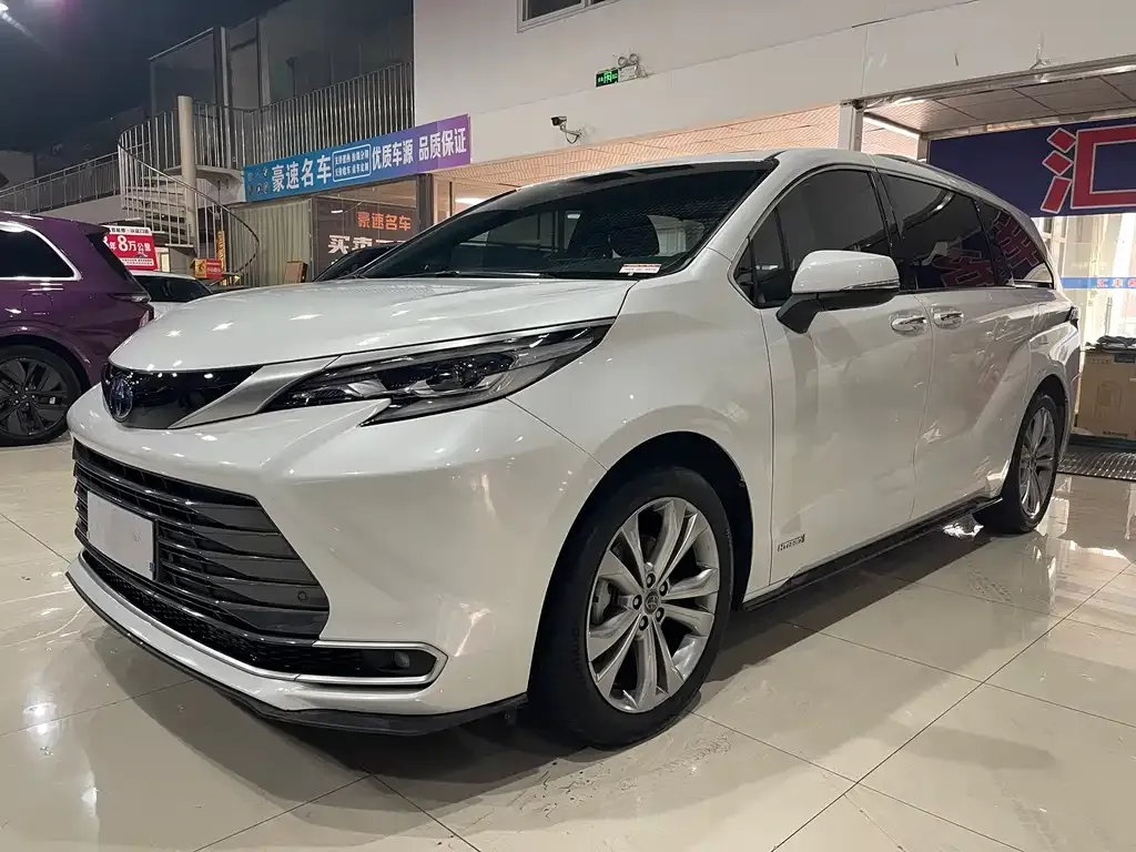 Toyota Sienna 2023 из CN, фото 1